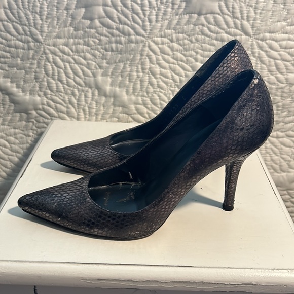 Stuart Weitzman Daisy "Sea Crystal Snake" Black, Leather Pumps, Size: Women's 6 - Picture 2 of 6
